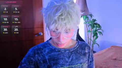 Snapshot of taichi_bluy chatting on 11.05.25 taichi online show from 11.05.25