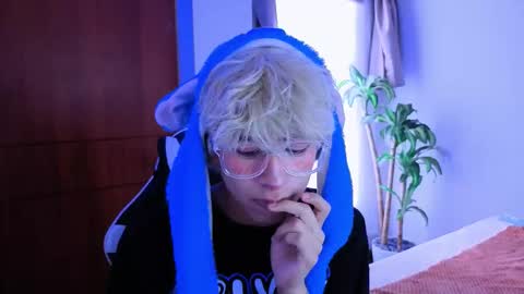 Snapshot of taichi_bluy chatting on 11.15.25 taichi online show from 11.15.25