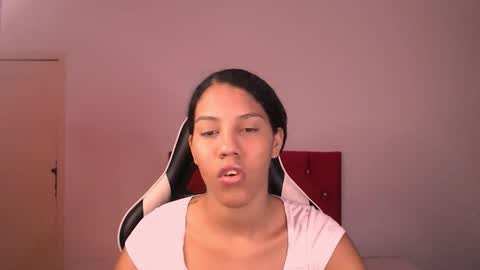 Snapshot of tainara_ebonny chatting on 10.29.25 Tainara online show from 10.29.25