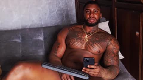 Tairon Tucke online show from 12.24.24