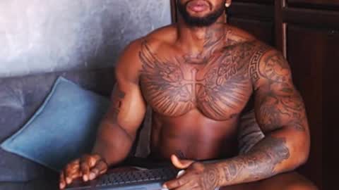 Tairon Tucke online show from 01.05.25