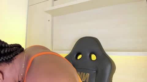 Snapshot of tamarazaki chatting on 10.24.25 Tami online show from 10.24.25