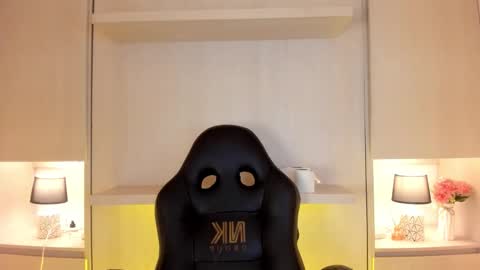 Snapshot of tamarazaki chatting on 10.28.25 Tami online show from 10.28.25