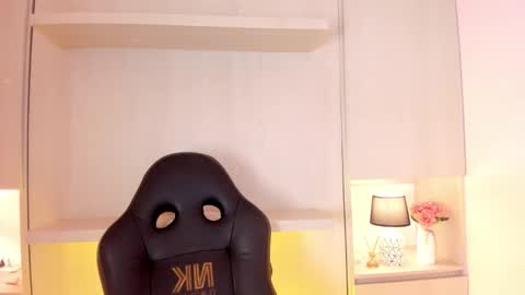 Snapshot of tamarazaki chatting on 11.01.25 Tami online show from 11.01.25