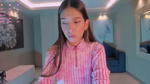 Snapshot of taralawrence chatting on 10.18.25 Tara Lawrence online show from 10.18.25