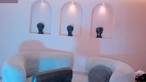 Snapshot of taralawrence chatting on 10.19.25 Tara Lawrence online show from 10.19.25