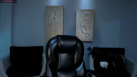 Snapshot of taralawrence chatting on 11.01.25 Tara Lawrence online show from 11.01.25