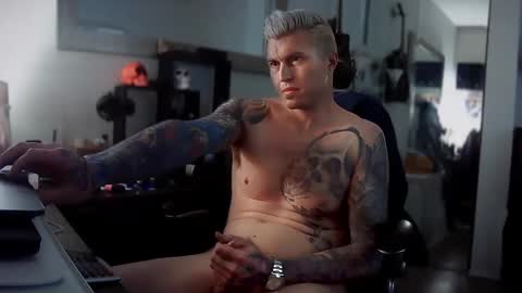 Snapshot of tattednblonde chatting on 01.18.25 tattednblonde online show from 01.18.25