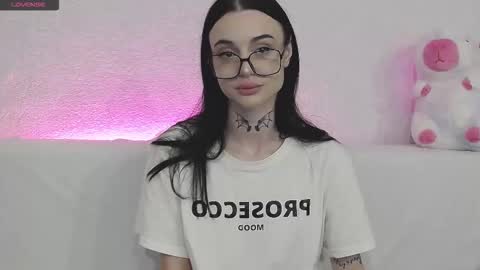 Snapshot of tayaavis chatting on 10.20.25 Taya online show from 10.20.25