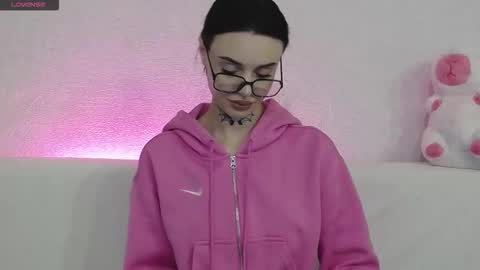 Snapshot of tayaavis chatting on 10.29.25 Taya online show from 10.29.25