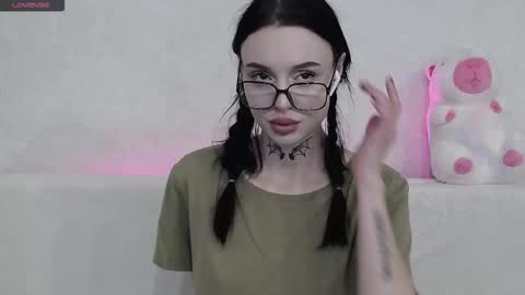 Snapshot of tayaavis chatting on 10.31.25 Taya online show from 10.31.25