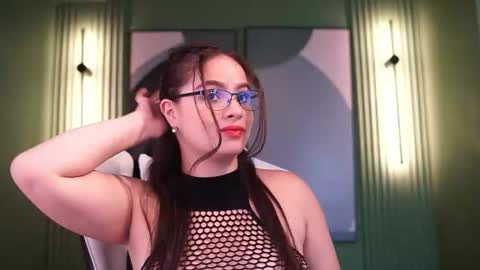 Snapshot of taylerkim chatting on 10.09.25 Teylor Kim online show from 10.09.25