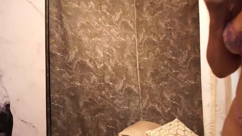 Snapshot of taylerkim chatting on 10.21.25 Teylor Kim online show from 10.21.25