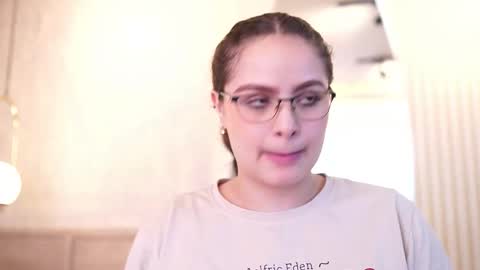 Snapshot of taylerkim chatting on 11.01.25 Teylor Kim online show from 11.01.25