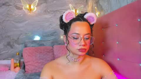 Snapshot of taylor_sanz chatting on 10.11.25 Taylor Sanz online show from 10.11.25