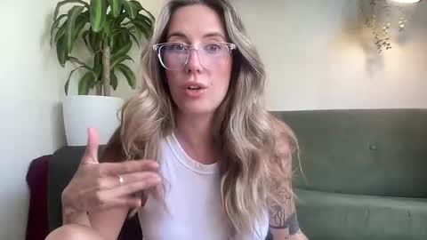 Snapshot of taylorslittlekingdom chatting on 10.08.25 Taylor online show from 10.08.25