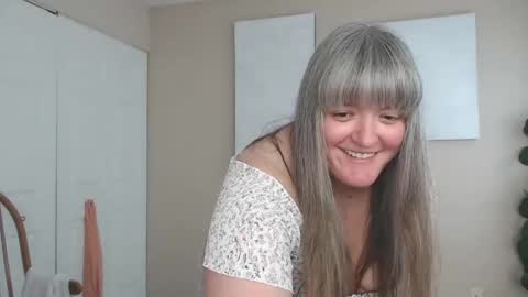 teases online show from 10.05.25