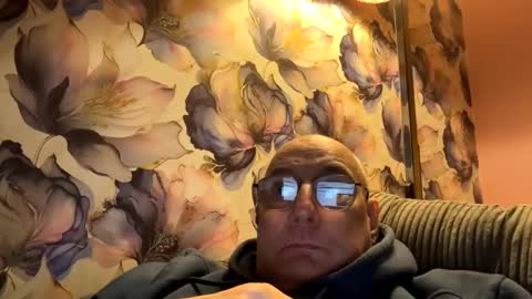 Snapshot of tebb61 chatting on 10.05.25 Mark online show from 10.05.25