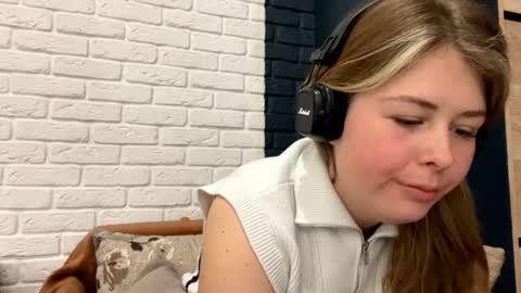 Snapshot of templeholberg chatting on 03.20.26 Lana online show from 03.20.26