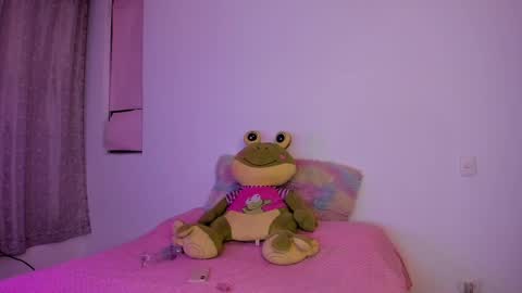 Snapshot of tenshi_leah chatting on 09.20.25 Leah online show from 09.20.25