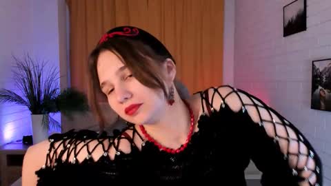 Snapshot of tessamill chatting on 11.18.25 Tessa online show from 11.18.25