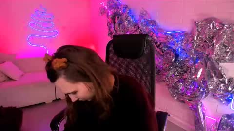 Snapshot of tessamill chatting on 12.23.25 Tessa online show from 12.23.25