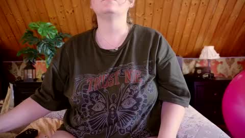 Snapshot of tessawinter chatting on 09.15.25 Tessa online show from 09.15.25