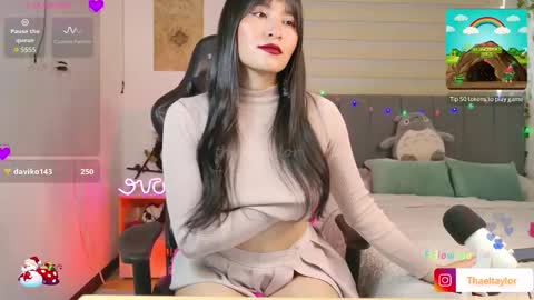 Snapshot of thaeltaylor chatting on 11.04.25 Thael online show from 11.04.25