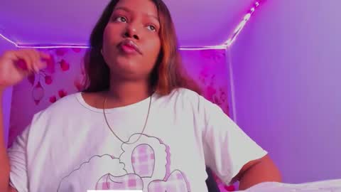 Snapshot of thais_waldrof chatting on 10.05.25 Andreina online show from 10.05.25