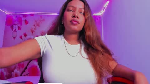 Snapshot of thais_waldrof chatting on 10.14.25 Andreina online show from 10.14.25