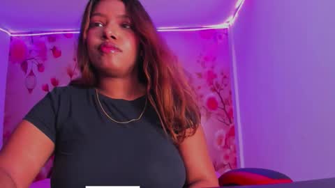 Snapshot of thais_waldrof chatting on 10.21.25 Andreina online show from 10.21.25