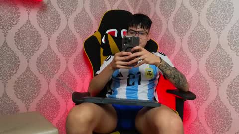 Snapshot of the_dean_boy chatting on 11.05.25 Ithan and Leo online show from 11.05.25