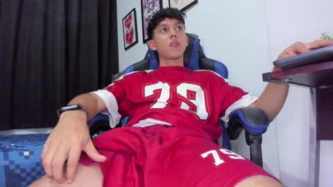 Snapshot of the_skinnyguys chatting on 09.29.25 the_skinnyguys online show from 09.29.25