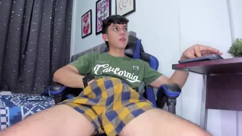 Snapshot of the_skinnyguys chatting on 11.01.25 the_skinnyguys online show from 11.01.25