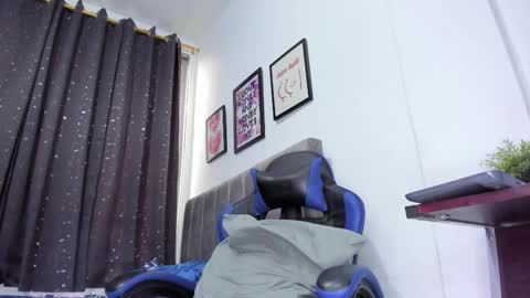 Snapshot of the_skinnyguys chatting on 11.04.25 the_skinnyguys online show from 11.04.25