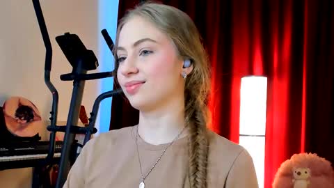 Ally    STREAMING ON TWITCH NOW Check my Twitter for updates online show from 10.08.25