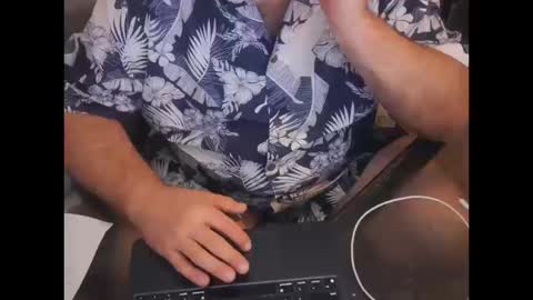 Snapshot of thebearking69 chatting on 10.12.25 The Bear King online show from 10.12.25