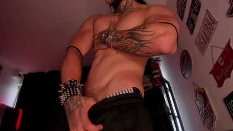 Snapshot of thebeastmaster_ chatting on 02.19.26 the beast master online show from 02.19.26