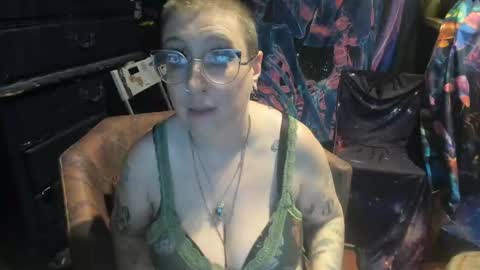 Snapshot of thecurvysiren chatting on 01.06.25 thecurvysiren online show from 01.06.25