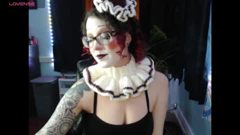 Snapshot of thedaisymoon chatting on 10.19.25 thedaisymoon online show from 10.19.25