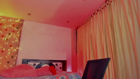 Snapshot of thegoldenbitch chatting on 02.07.25 Goldie online show from 02.07.25