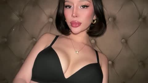 Elle  dont forget to folloW me and thumbs up online show from 03.29.26