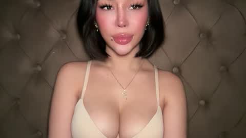 Elle  dont forget to folloW me and thumbs up online show from 04.12.26