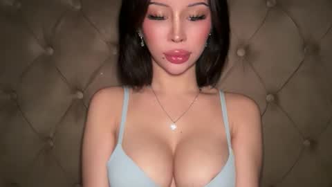 Elle  dont forget to folloW me and thumbs up online show from 05.24.26