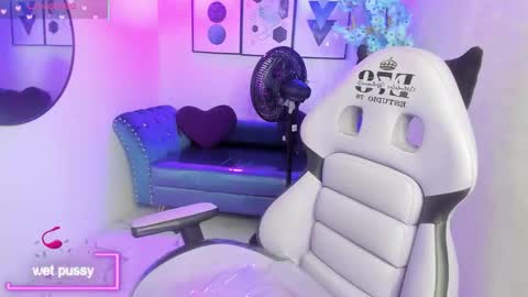 Snapshot of theia_moon_ chatting on 10.01.25 Theia online show from 10.01.25