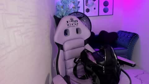 Snapshot of theia_moon_ chatting on 10.08.25 Theia online show from 10.08.25