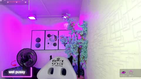 Snapshot of theia_moon_ chatting on 11.04.25 Theia online show from 11.04.25