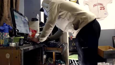 Snapshot of themechanic_ chatting on 12.14.24 sledge online show from 12.14.24