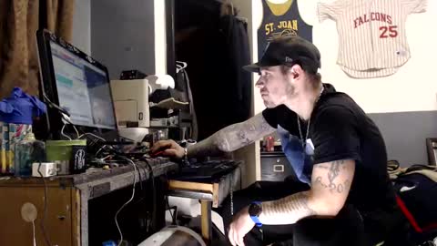 Snapshot of themechanic_ chatting on 12.17.24 sledge online show from 12.17.24