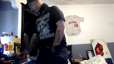 Snapshot of themechanic_ chatting on 02.19.25 sledge online show from 02.19.25